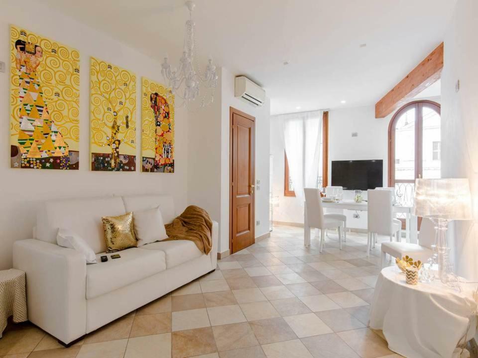 Palazzo Teatro Vecchio-Holiday Suites Salo Exterior photo