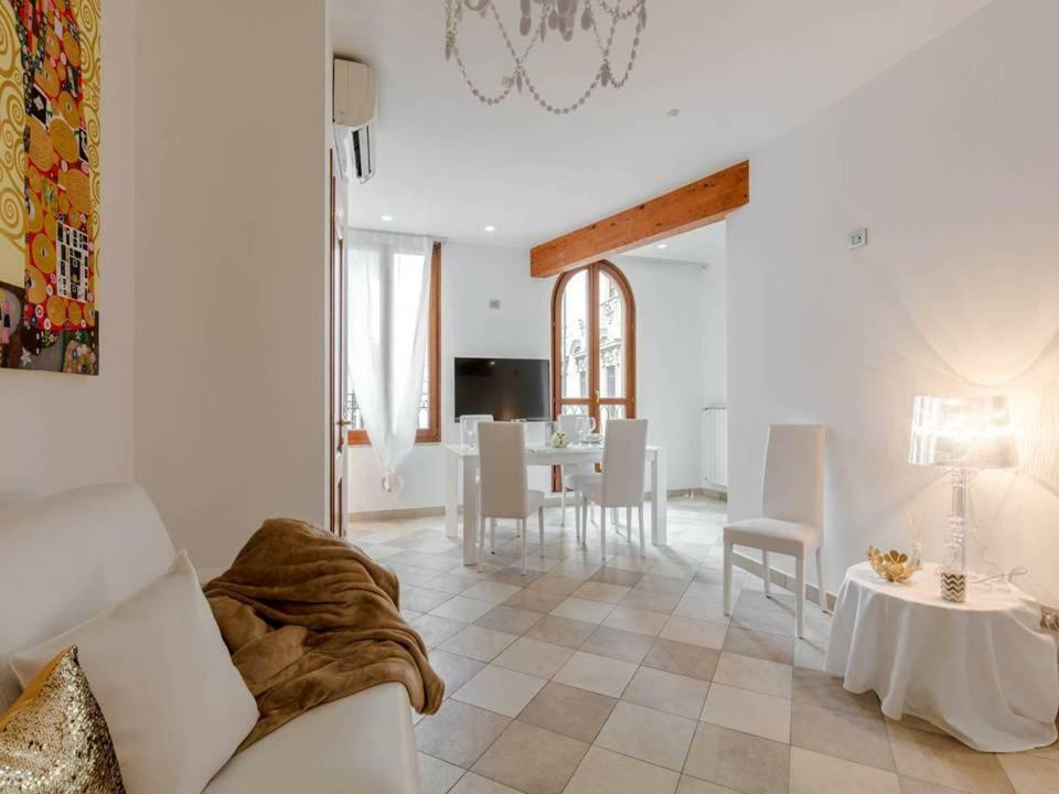 Palazzo Teatro Vecchio-Holiday Suites Salo Exterior photo