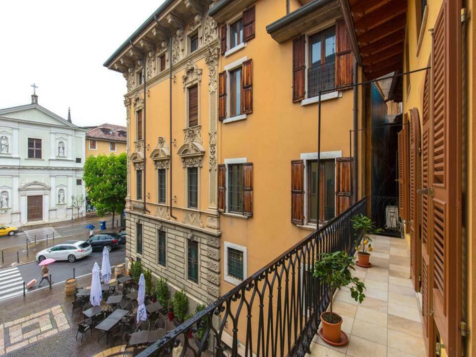 Palazzo Teatro Vecchio-Holiday Suites Salo Exterior photo